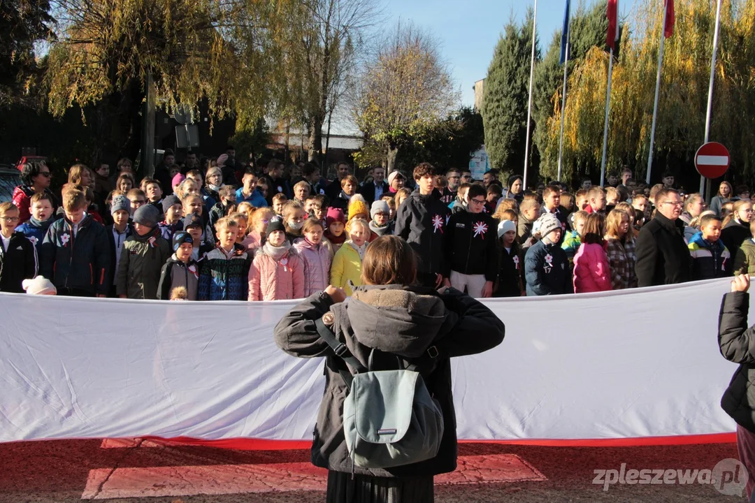 Piękna uroczystość w Dobrzycy. Odśpiewali hymn na rynku! [ZDJĘCIA] - Zdjęcie główne