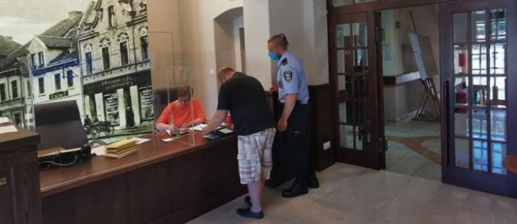 Pleszew. Główne wejście do urzędu zostało otwarte - Zdjęcie główne