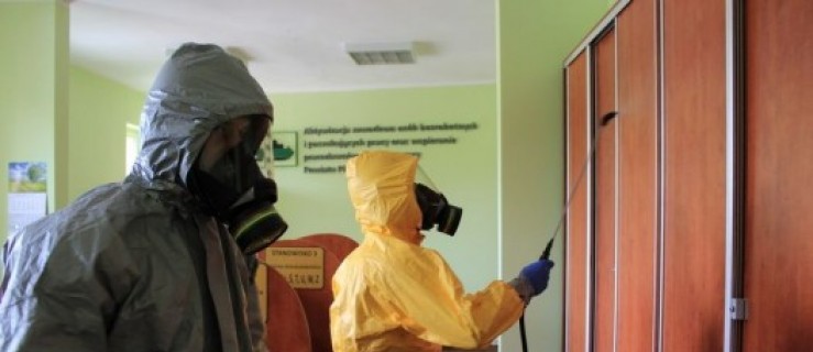 Pleszew. Strażacy zdezynfekowali budynek PUP i Domu Pomocy Społecznej  - Zdjęcie główne