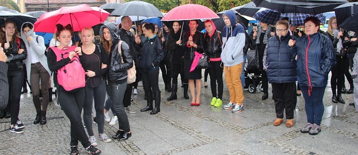 Czarny protest w Pleszewie pod parasolami  - Zdjęcie główne