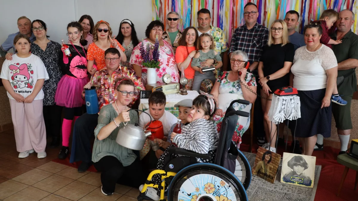 Kwieciste sukienki, dzwony i hity sprzed lat. Marszew bawił się w klimacie PRL