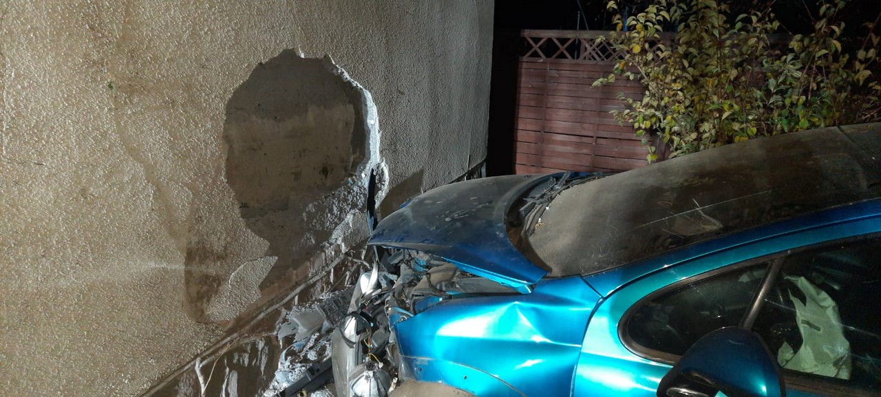 Kierowca, który uderzył w budynek mieszkalny wcześniej potrącił rowerzystę [ZDJĘCIA] - Zdjęcie główne
