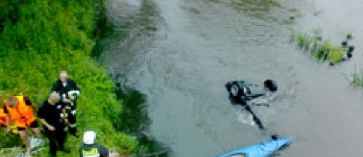19-letni kierowca uderzył w barierkę i wpadł do rzeki! - Zdjęcie główne