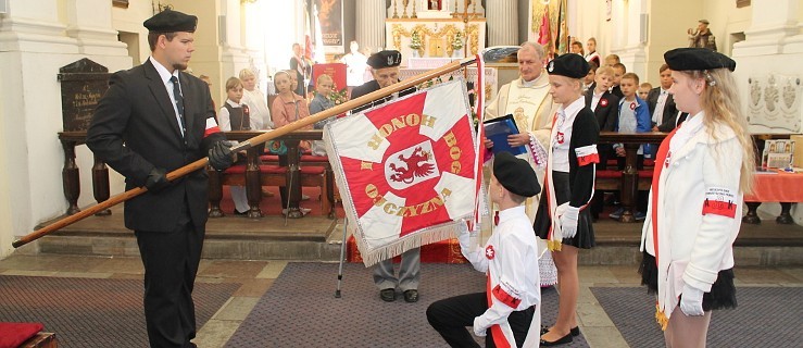 Sztandar Armii Krajowej w rękach uczniów - Zdjęcie główne