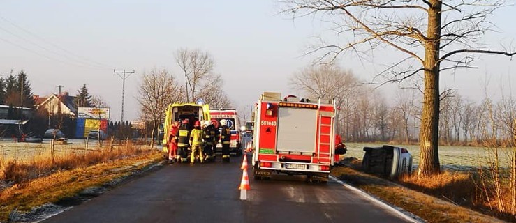 Pasażer uwięziony. Musieli wyciąć przednią szybę w aucie... - Zdjęcie główne