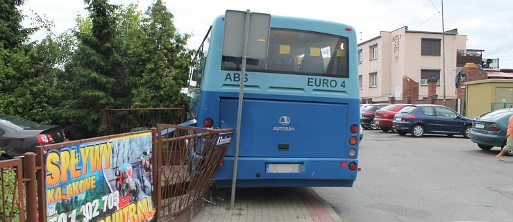 Autobus staranował płot na Sopałowicza - Zdjęcie główne