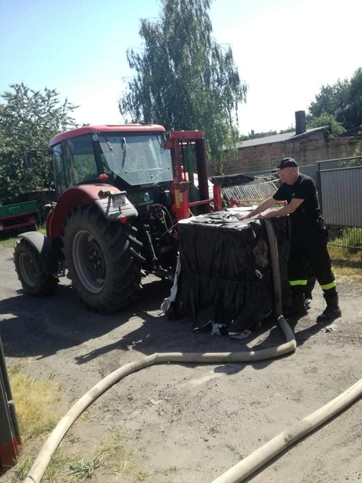 W Rokutowie wodę pomagali dystrybuować strażacy z OSP