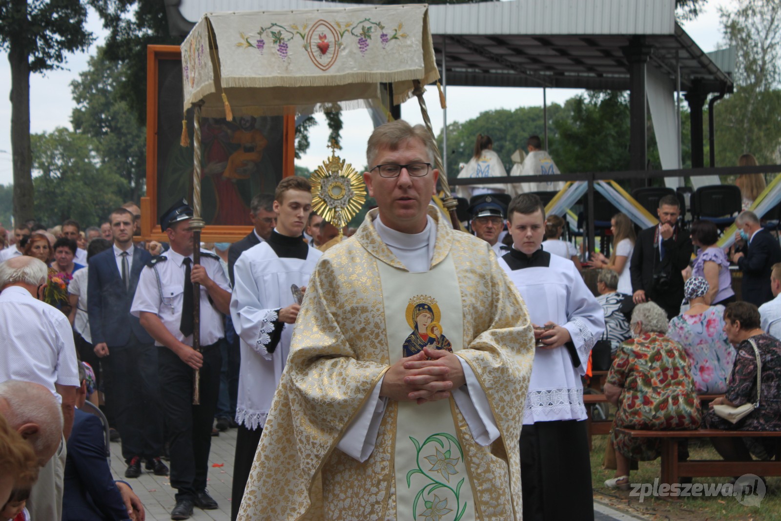 W ubiegłym roku sumie odpustowej przewodniczył ks. arcybiskup Mieczysław Mokrzycki, wieloletni papieski sekretarz, który przekazał wówczas Sanktuarium Matki Bożej Lutyńskiej relikwie św. Jana Pawła II.