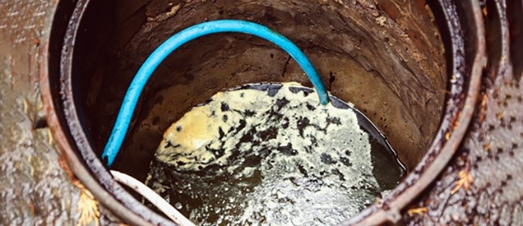 Tomice. Woda zalewa ulicę Krętą - Zdjęcie główne