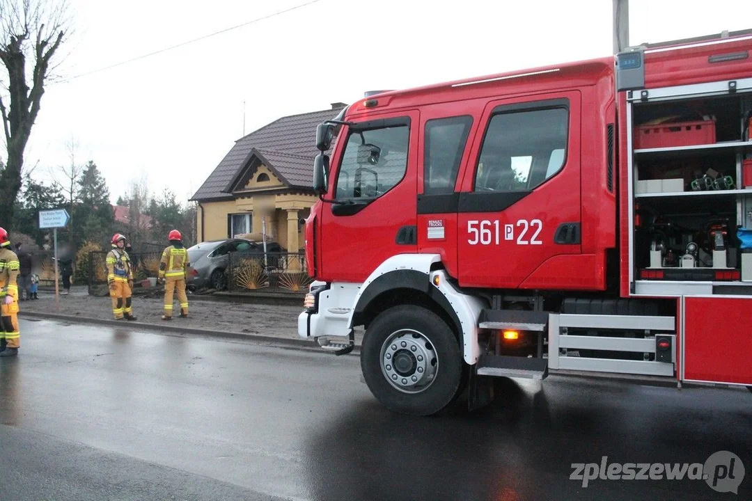 Będą zmiany na skrzyżowaniach w Pleszewie. W rejonie ul. Piaski jedno auto wjechało w dom, inne do ogrodu - Zdjęcie główne