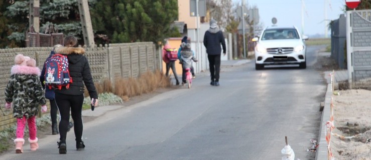 Dobrzyca. Mieszkańcy: - Bez chodnika jest tu niebezpiecznie! - Zdjęcie główne