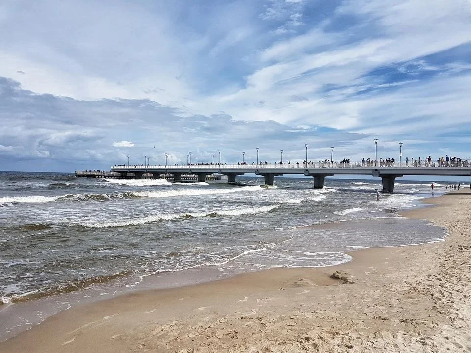 Seniorzy zapraszają na wycieczki nad morze. Są jeszcze wolne miejsca! - Zdjęcie główne