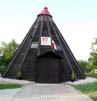 Z wigwamu, który wybudowano pośrodku wsi korzystają nie tylko miejscowi, ale też goście z poza Mamot 
