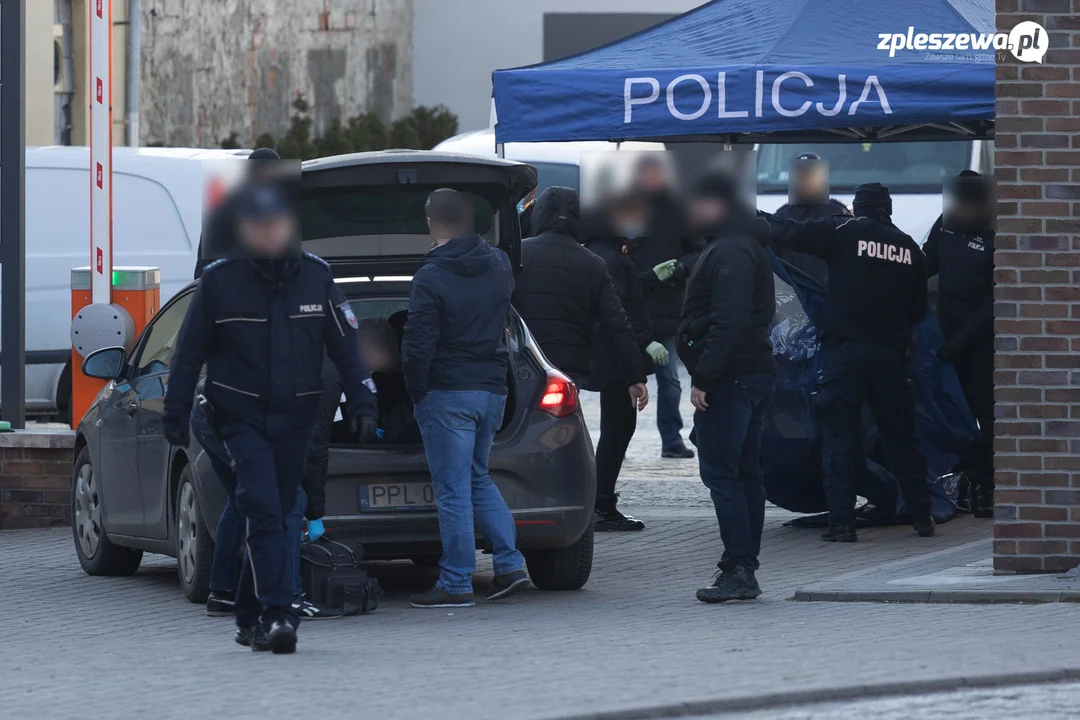 Brutalne zabójstwo w Pleszewie. Policja szuka sprawców. Mają przy sobie niebezpieczne narzędzia [NOWE ZDJĘCIA]  - Zdjęcie główne