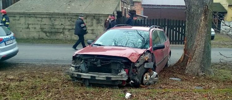 Auto uderzyło w drzewo. Ranny kierowca w szpitalu - Zdjęcie główne