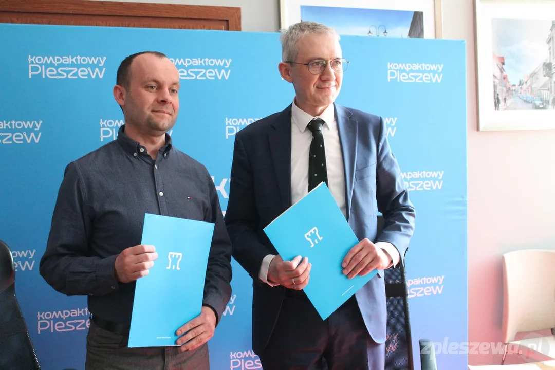 Dariusz Grzebyszak i Arkadiusz Ptak podpisali umowę na budowę nowego obiektu w Pleszewie. U zbiegu ulic Poznańskiej i Bogusza powstaną nowe mieszkania i lokal usługowy