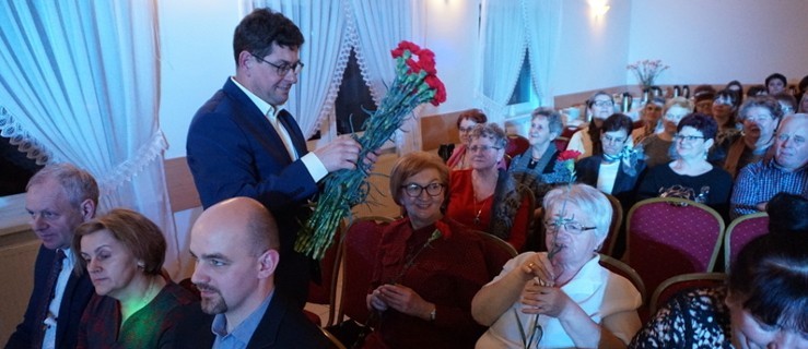 Wójt obdarował wszystkie panie, a potem zaprosił na słodki poczęstunek - Zdjęcie główne