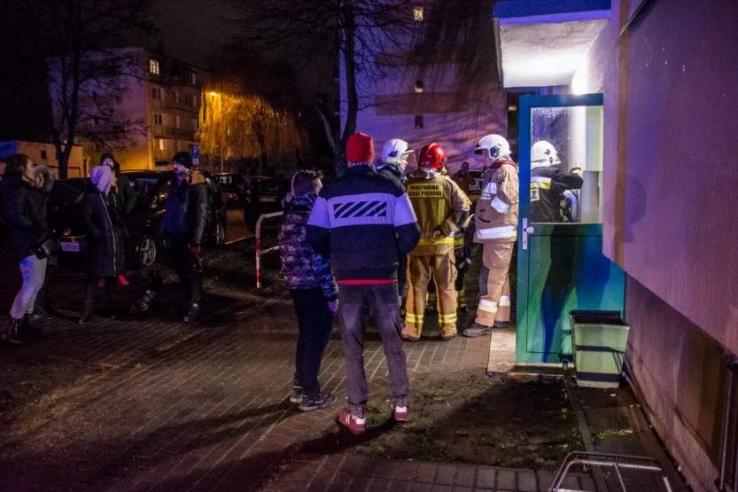 Tragedia w mieszkaniu w Jarocinie. Mężczyzna nie żyje. Kobieta w ciężkim stanie przybywa w szpitalu 