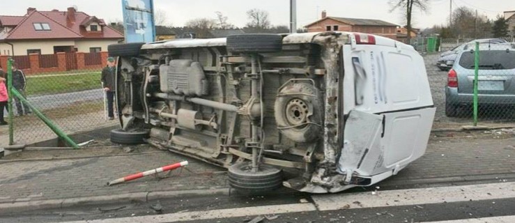 Dachowanie. Jedna osoba poszkodowana - Zdjęcie główne