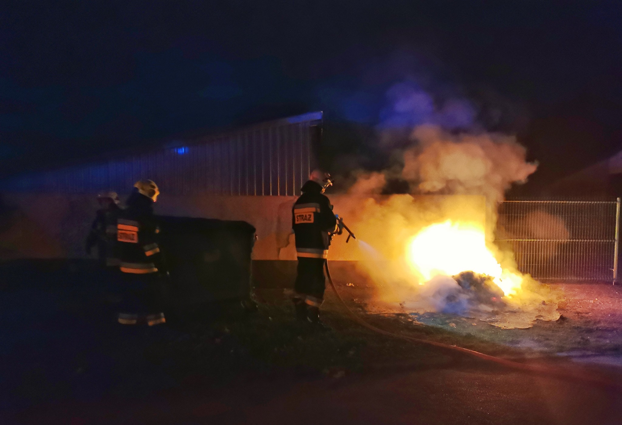 Gmina Gizałki. Nocna akcja strażaków. Walczyli z ogniem na terenie szkoły - Zdjęcie główne