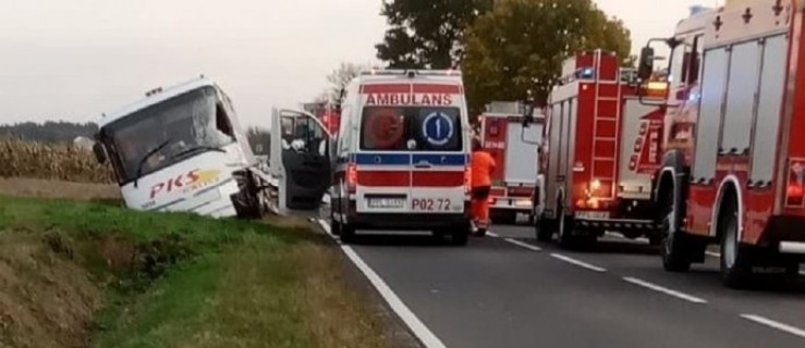 Smutna informacja po wypadku w gminie Chocz. Zmarł kierowca busa  - Zdjęcie główne
