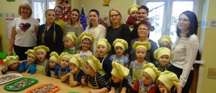 Pleszew. Maluchy piekły pierniki razem z rodzicami - Zdjęcie główne