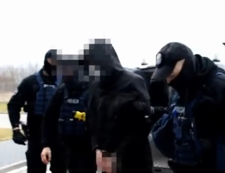 Policjanci zatrzymali 22-latka. Chodzi o sprawę oblania kwasem 49-letniego mężczyzny w Kaliszu [WIDEO] - Zdjęcie główne