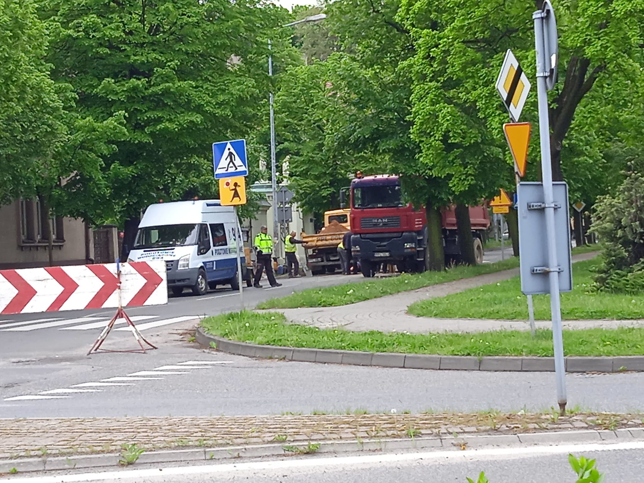 Pleszew. Rozpoczęły się pierwsze prace w okolicach przejścia dla pieszych na ul. Wojska Polskiego - Zdjęcie główne