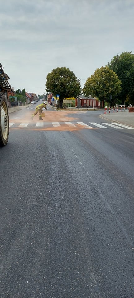 Strażacy z OSP Dobrzyca zabezpieczali ul. Koźmińską - po dużym wycieku oleju z maszyny rolniczej.