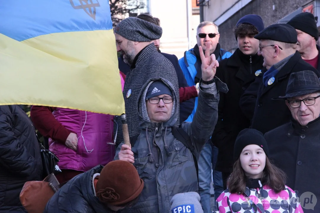 Manifestacja na Rynku. Pleszew solidarny z Ukrainą! [ZOBACZ ZDJĘCIA] - Zdjęcie główne
