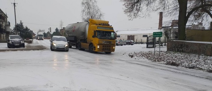 Powiat pleszewski. Lodowisko na drogach. Pojazdy nie mogą przejechać! - Zdjęcie główne