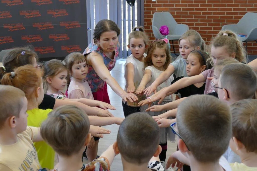 Spotkanie z Doriną Maciejką w Pleszewie. To była niezwykła podróż na... Plastelinową Planetę! [ZDJĘCIA] - Zdjęcie główne