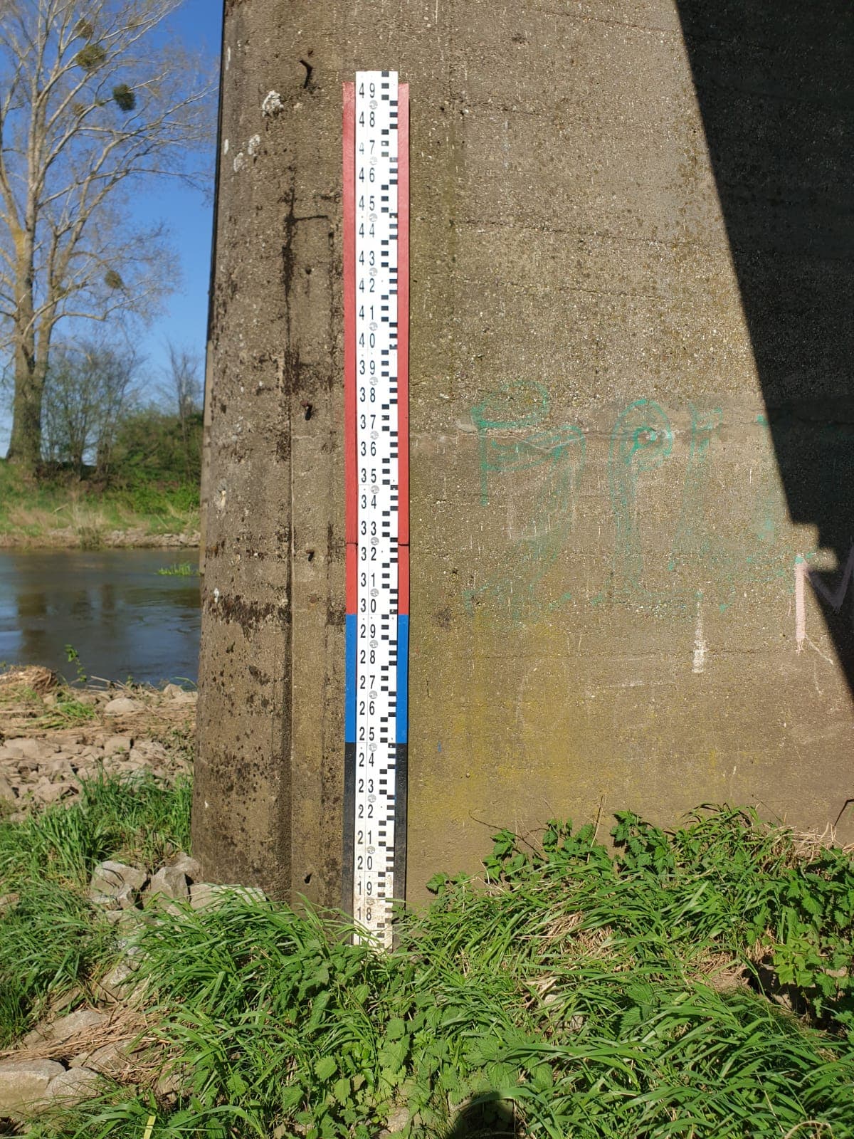 Służby sprawdzały okolice zbiorników wodnych. 