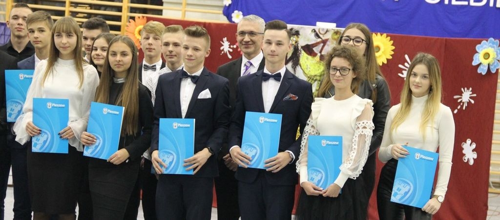 Pleszew. Stypendia Burmistrza Miasta i Gminy Pleszew 2019 - Zdjęcie główne