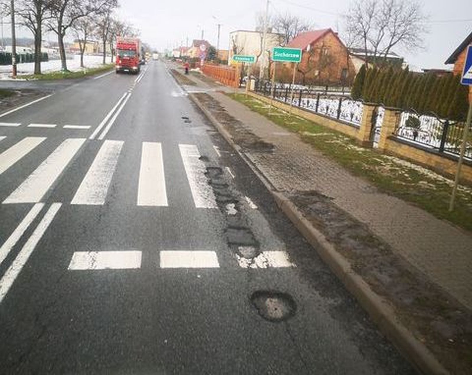 Pleszew. Piekarzew. Droga krajowa nr 12 wyglądała jak ser szwajcarski. Kiedy skończy się cały remont? - Zdjęcie główne