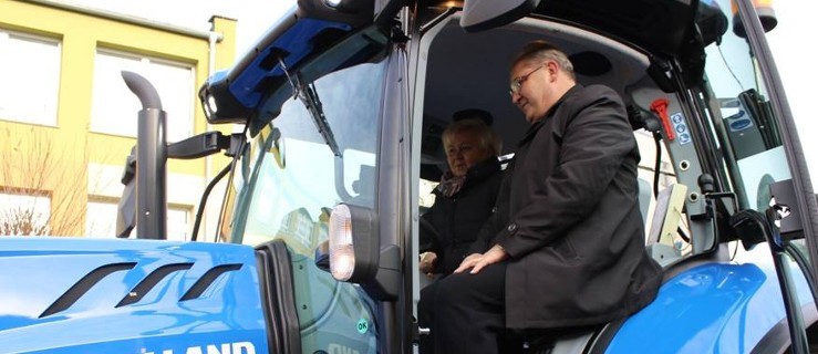 Ksiądz jedzie traktorem! Mikołaj był bardzo hojny! - Zdjęcie główne