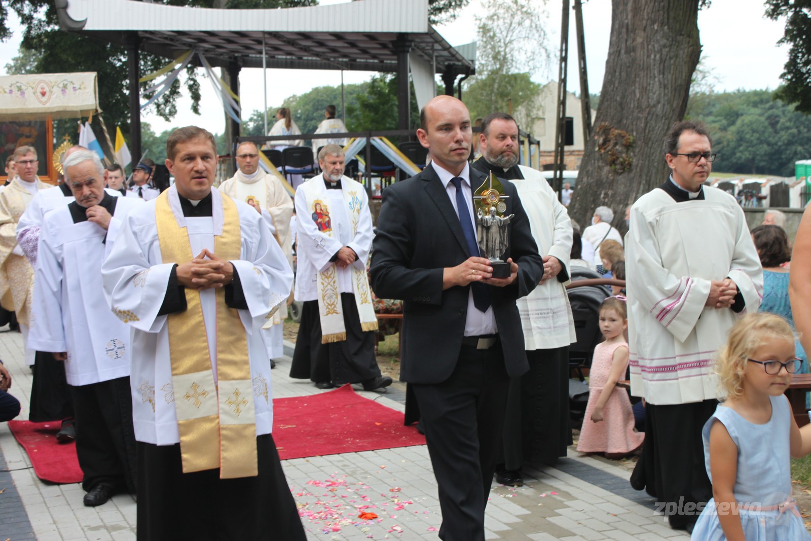 W ubiegłym roku sumie odpustowej przewodniczył ks. arcybiskup Mieczysław Mokrzycki, wieloletni papieski sekretarz, który przekazał wówczas Sanktuarium Matki Bożej Lutyńskiej relikwie św. Jana Pawła II.