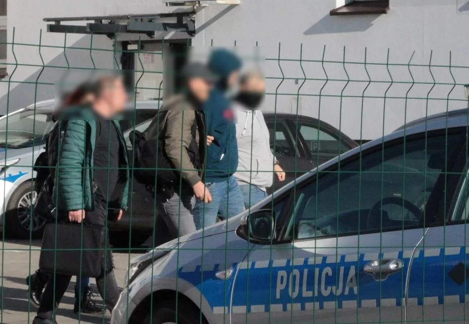 Zatrzymani w sprawie zabójstwa w Pleszewie są przesłuchiwani [ZDJĘCIA] - Zdjęcie główne