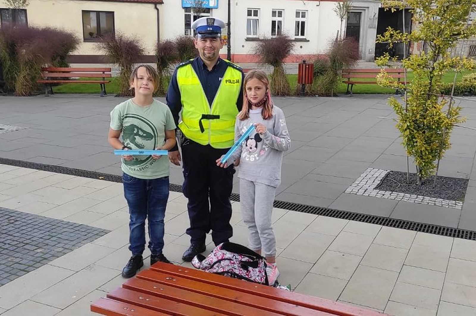 Pleszew. Ważna akcja policjantów. Rozdawali przy tym... prezenty - Zdjęcie główne