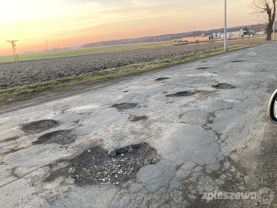 Potężne dziury na drodze w Kowalewie i Suchorzewie. - Tu można urwać oponę! – alarmują ludzie [ZDJĘCIA] - Zdjęcie główne