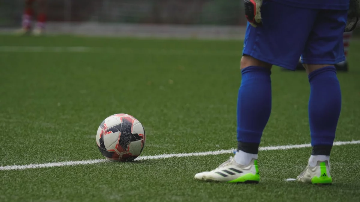 Sędzia główny i asystenci – jak dzielą się obowiązkami podczas meczu?