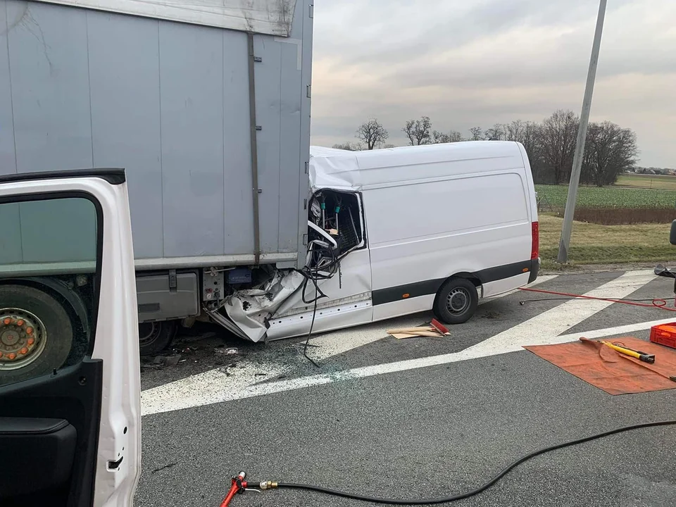 Trzy osoby zginęły w tragicznym wypadku na autostradzie A2. Mercedes uderzył w naczepę 