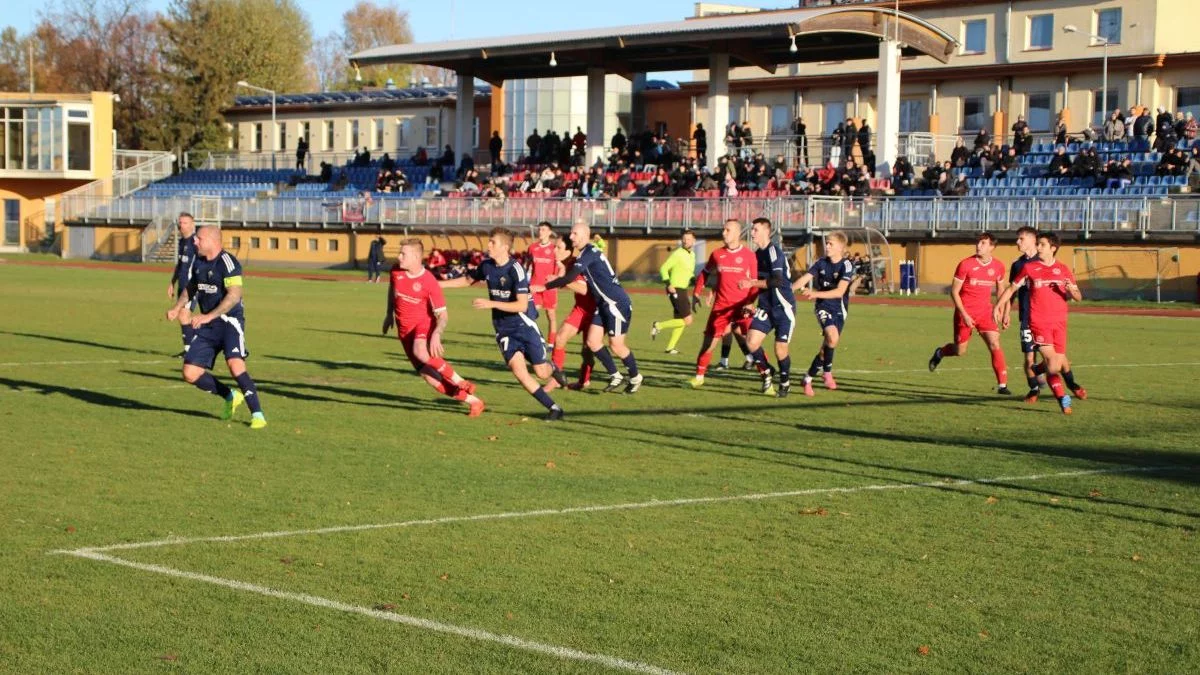 Jarota Jarocin - LKS Gołuchów. Zacięte derby, które nie zadowoliły żadnej ze strony [ZDJĘCIA] - Zdjęcie główne