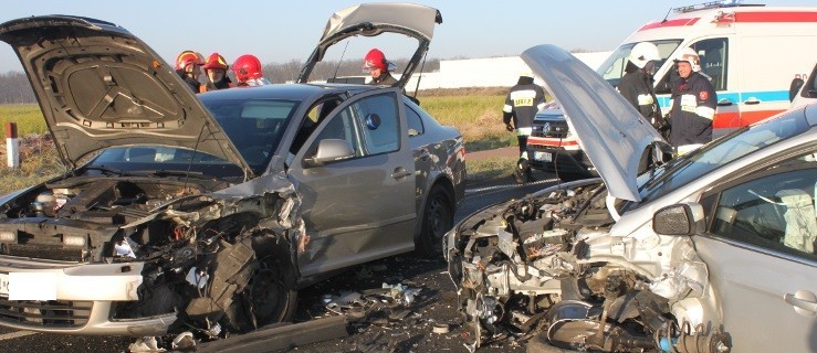 Wypadek na drodze krajowej. Radiowóz zderzył się z osobówką - Zdjęcie główne
