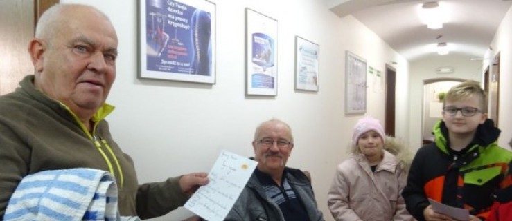 Przemierzali ulice Czermina i rozdawali wiersze  - Zdjęcie główne