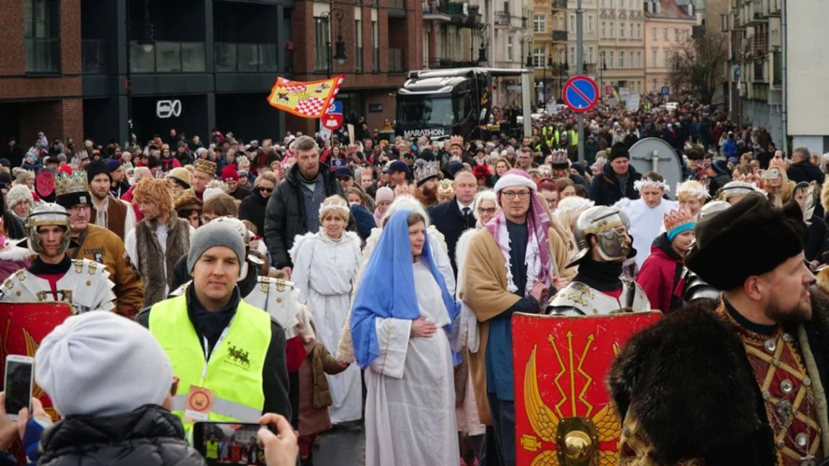 Barwne Orszaki Trzech Króli na ulicach wielkopolskich miast i wiosek [ZDJĘCIA] - Zdjęcie główne