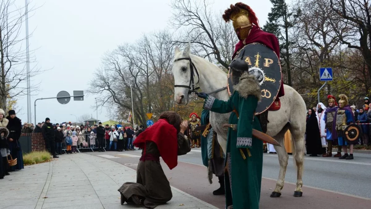 Inscenizacja legendy o św. Marcinie zgromadziła tłumy [ZDJĘCIA] - Zdjęcie główne