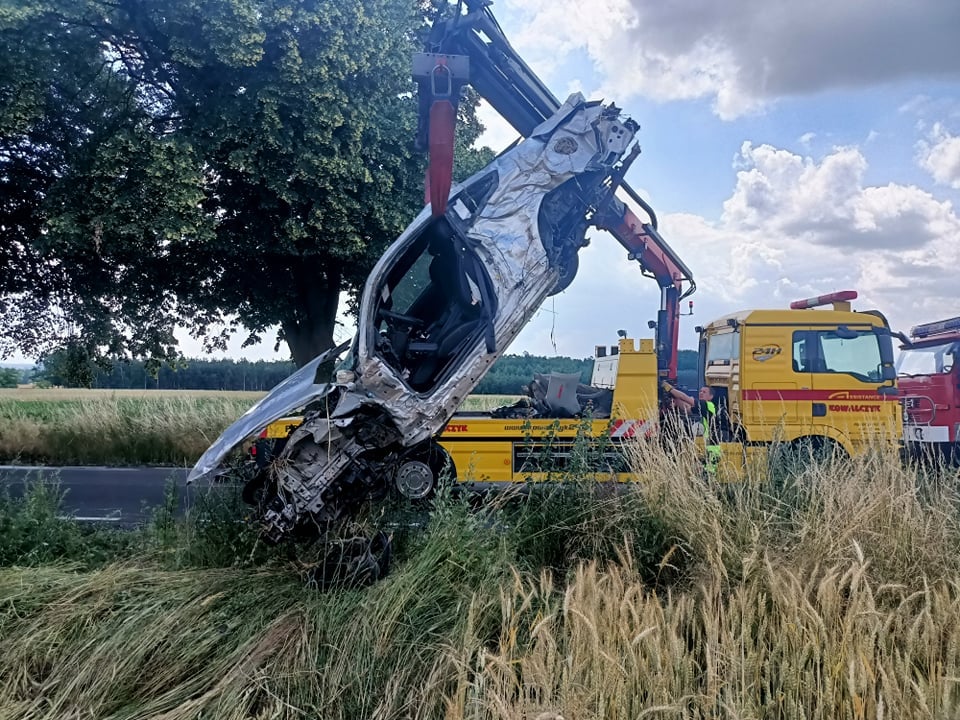 Kalisz. Opatówek. Mustang uderzył w drzewo i dachował - Zdjęcie główne