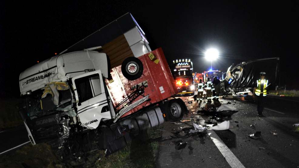 Czołowe zderzenie i zmiażdżona kabina busa. Tragiczna śmierć 37-latka  - Zdjęcie główne