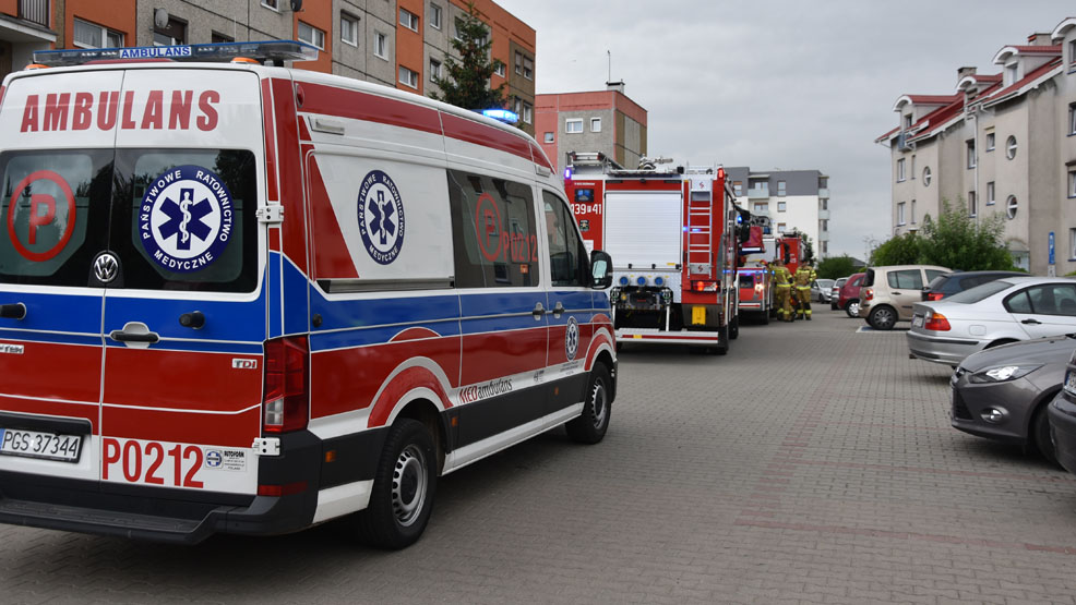 Zwłoki mężczyzny znaleziono w mieszkaniu na gostyńskim osiedlu. U sąsiadów woda kapała z sufitu - Zdjęcie główne